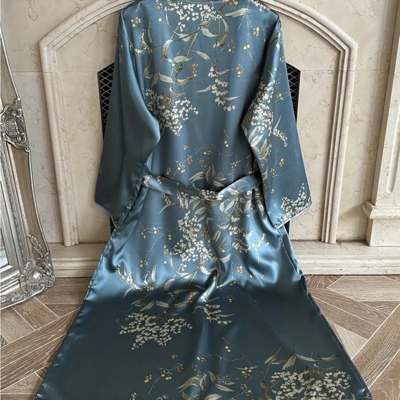 Beautiful satin robe - Picture 6 of 10